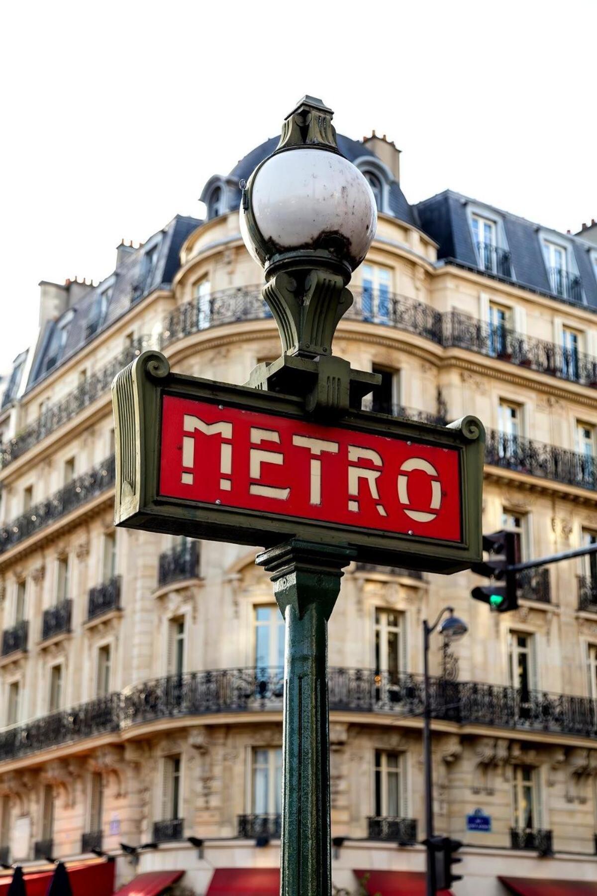 Appartement Sacre-coeur Basilica 25 Min Away Metro 3,5,8,9,11 Parijs
